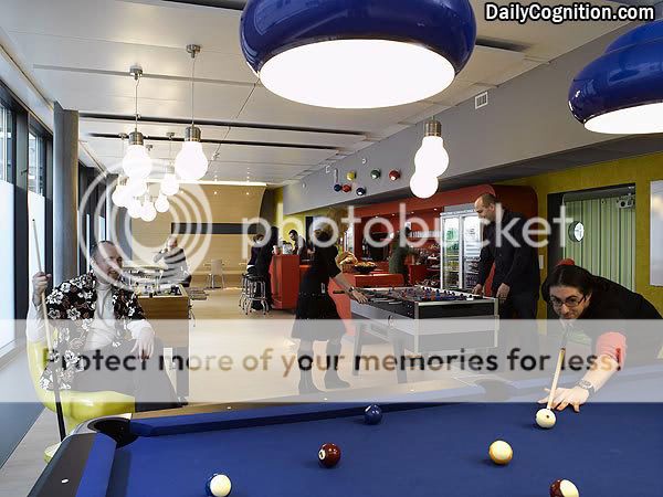 gambar 6 Ruang santai google